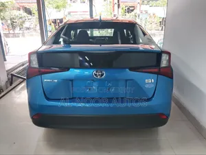 টয়োটা প্রিয়াস ২০২০ নীল