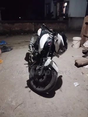 টিভিএস আপাচে আরটিআর ১৬০ ২ভি ২০১৪ সাদা