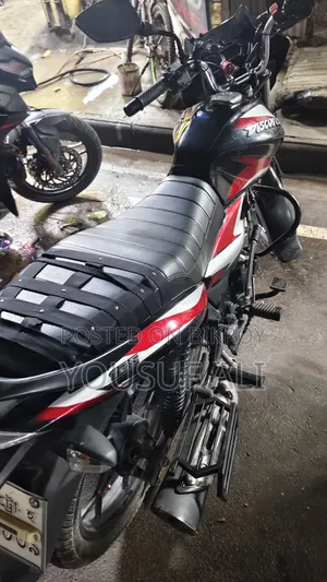 বাজাজ ডিসকভার ১২৫ ২০২৩ কালো