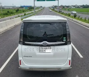 Toyota Esquire 2014 Pearl
