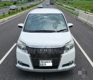 Toyota Esquire 2014 Pearl