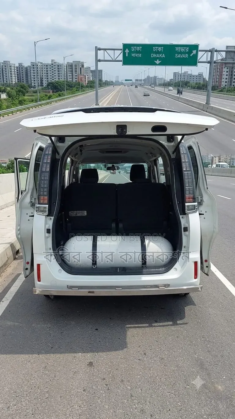 Toyota Esquire 2014 Pearl