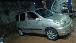 Toyota Fun Cargo 2004 Gold