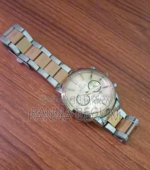 এই ঘড়িটি এক মাস ব্যবহার করা হয়েছে।