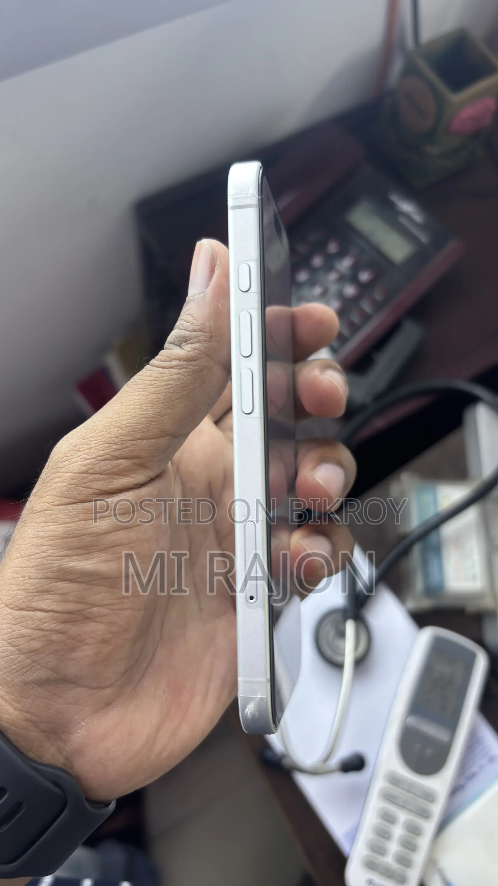 New Apple iPhone 16 128 GB White