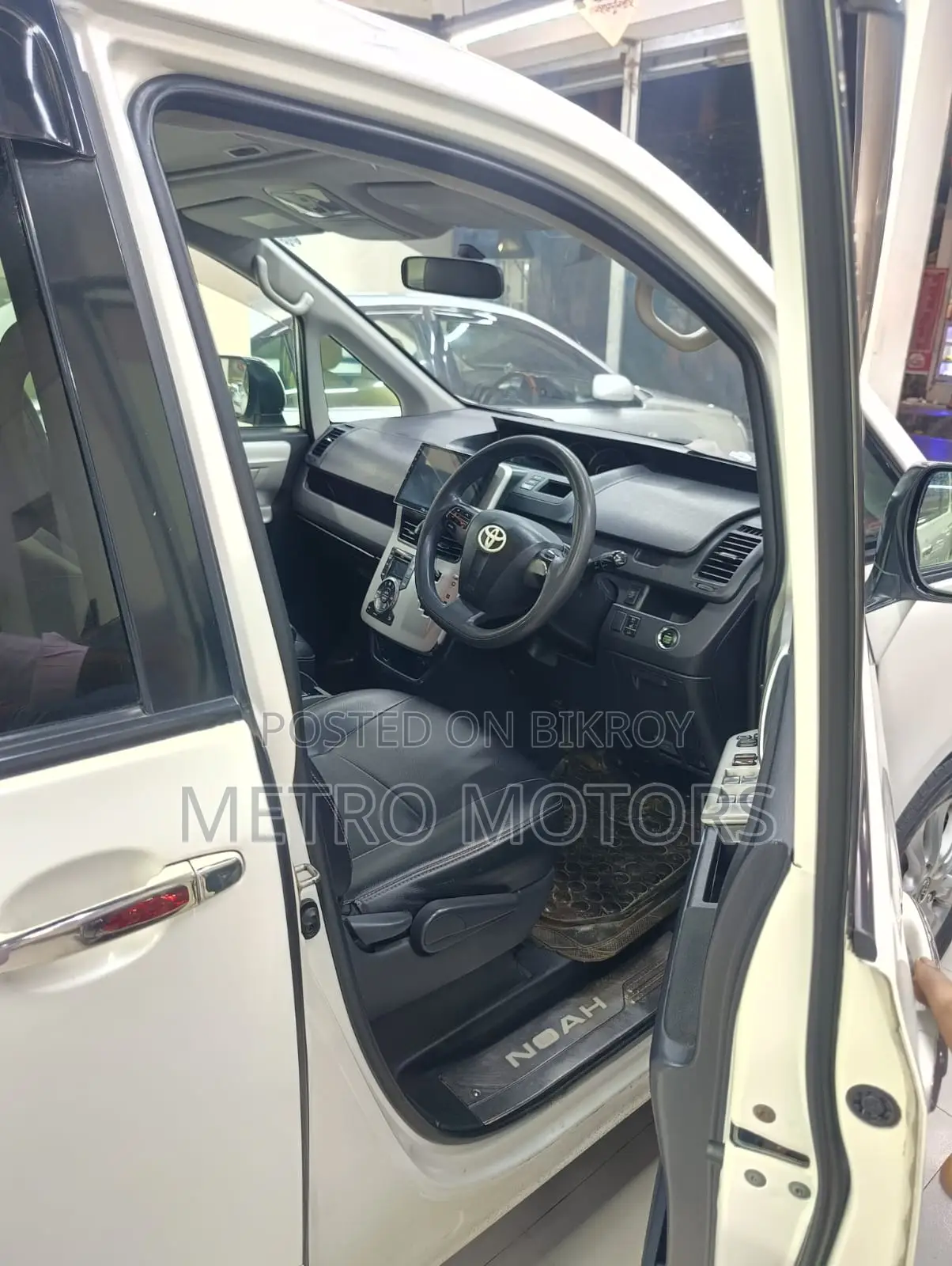 Toyota Noah 2011 Pearl