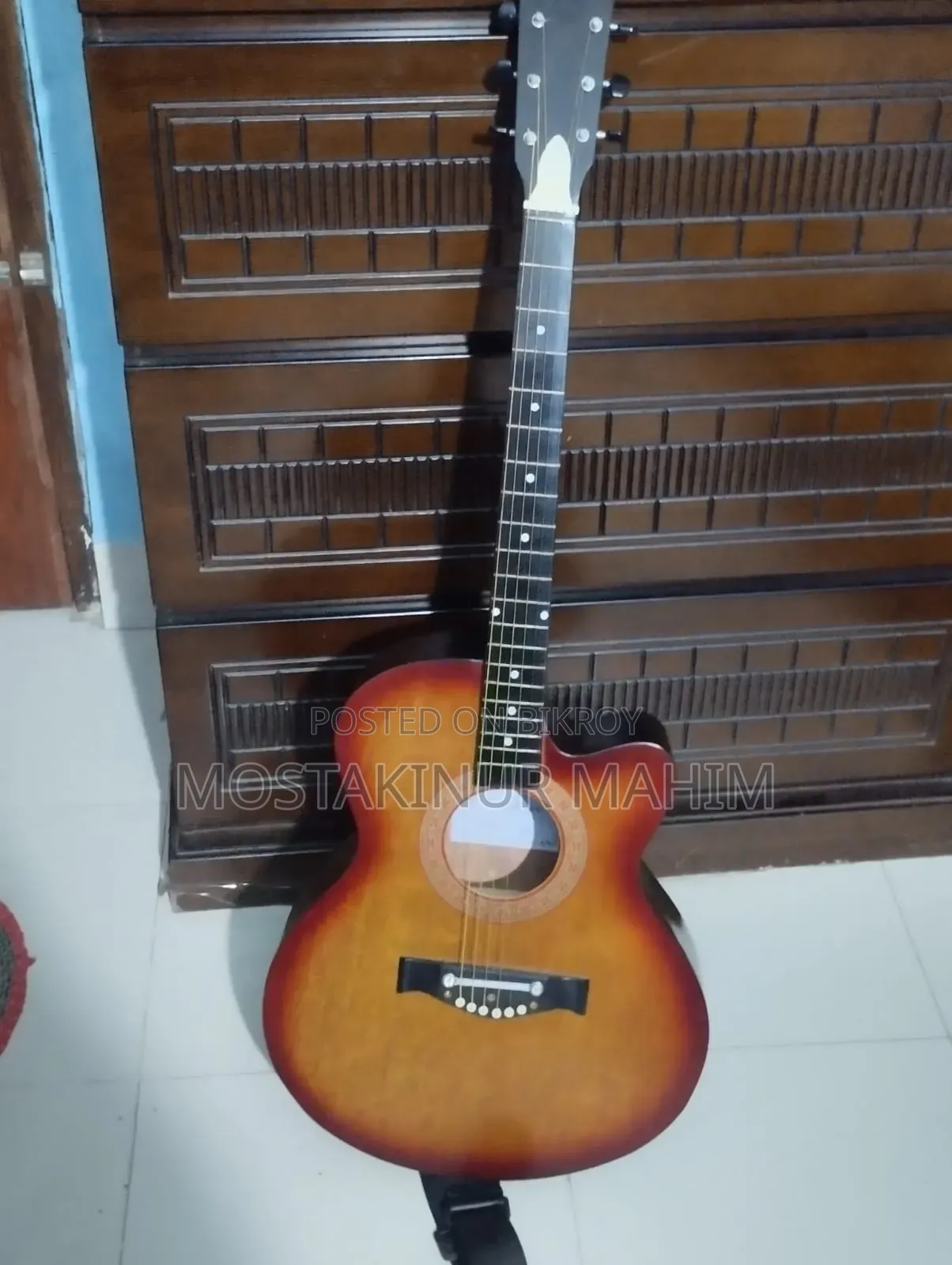 কম দামে গিটার Sell দেওয়া হবে ।