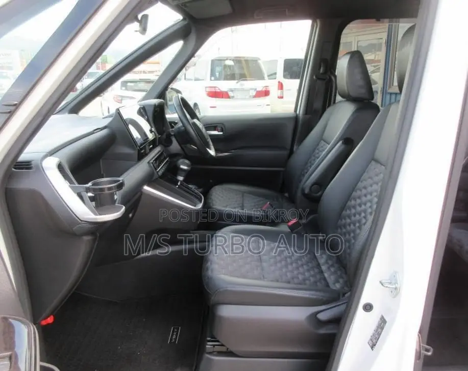 Toyota Voxy 2022 Pearl