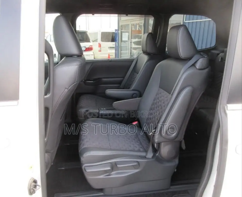 Toyota Voxy 2022 Pearl