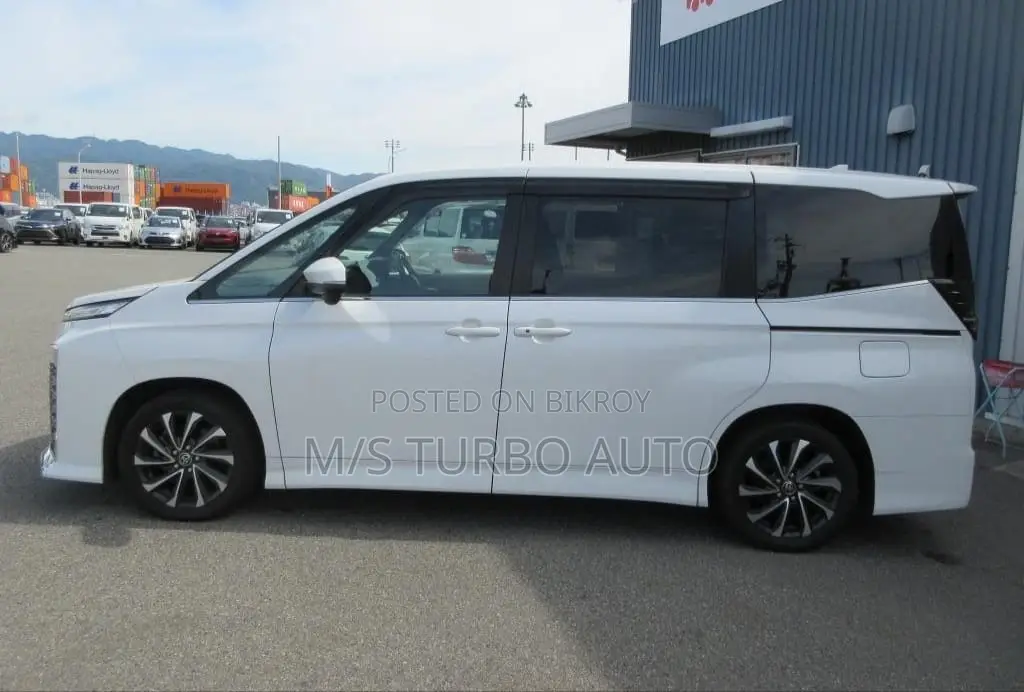 Toyota Voxy 2022 Pearl