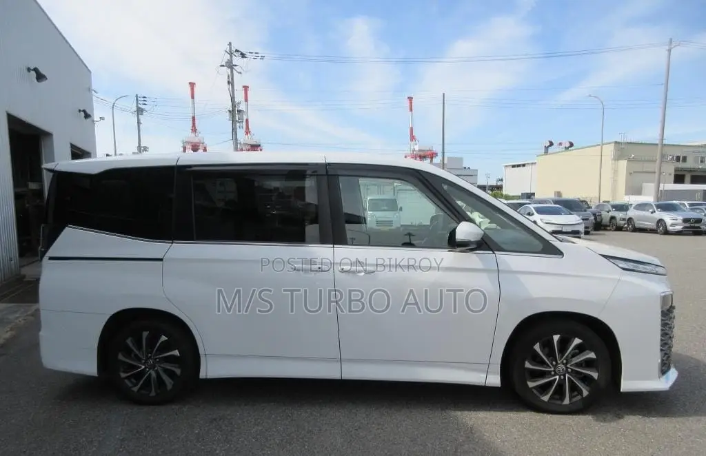Toyota Voxy 2022 Pearl