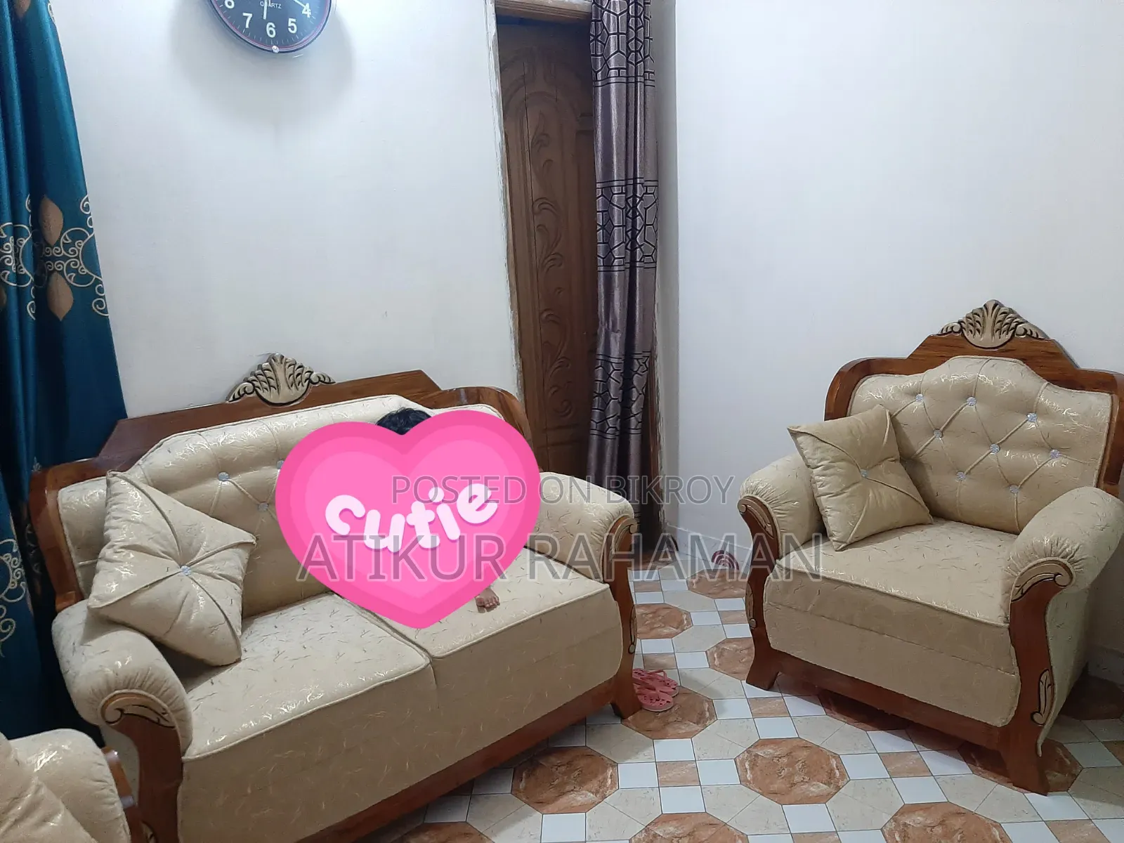 Mini Victorian Sofa.
2+2+1 = 5 Seats.