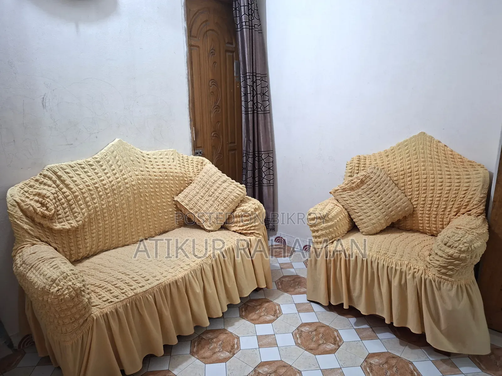 Mini Victorian Sofa.
2+2+1 = 5 Seats.