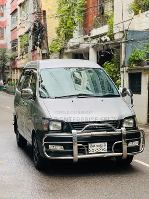 টয়োটা নোয়া ২.০ অল-হুইল ড্রাইভ (৮ সিটার) ২০০৬ রূপালী