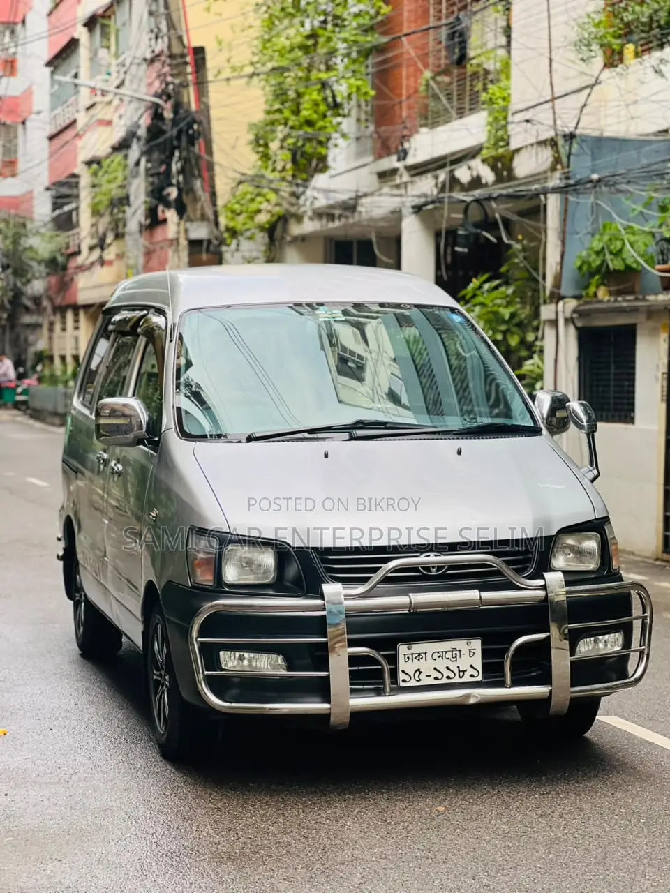 টয়োটা নোয়া ২.০ অল-হুইল ড্রাইভ (৮ সিটার) ২০০৬ রূপালী