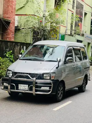 টয়োটা নোয়া ২.০ অল-হুইল ড্রাইভ (৮ সিটার) ২০০৬ রূপালী