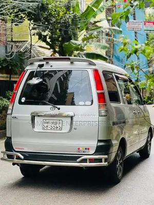 টয়োটা নোয়া ২.০ অল-হুইল ড্রাইভ (৮ সিটার) ২০০৬ রূপালী
