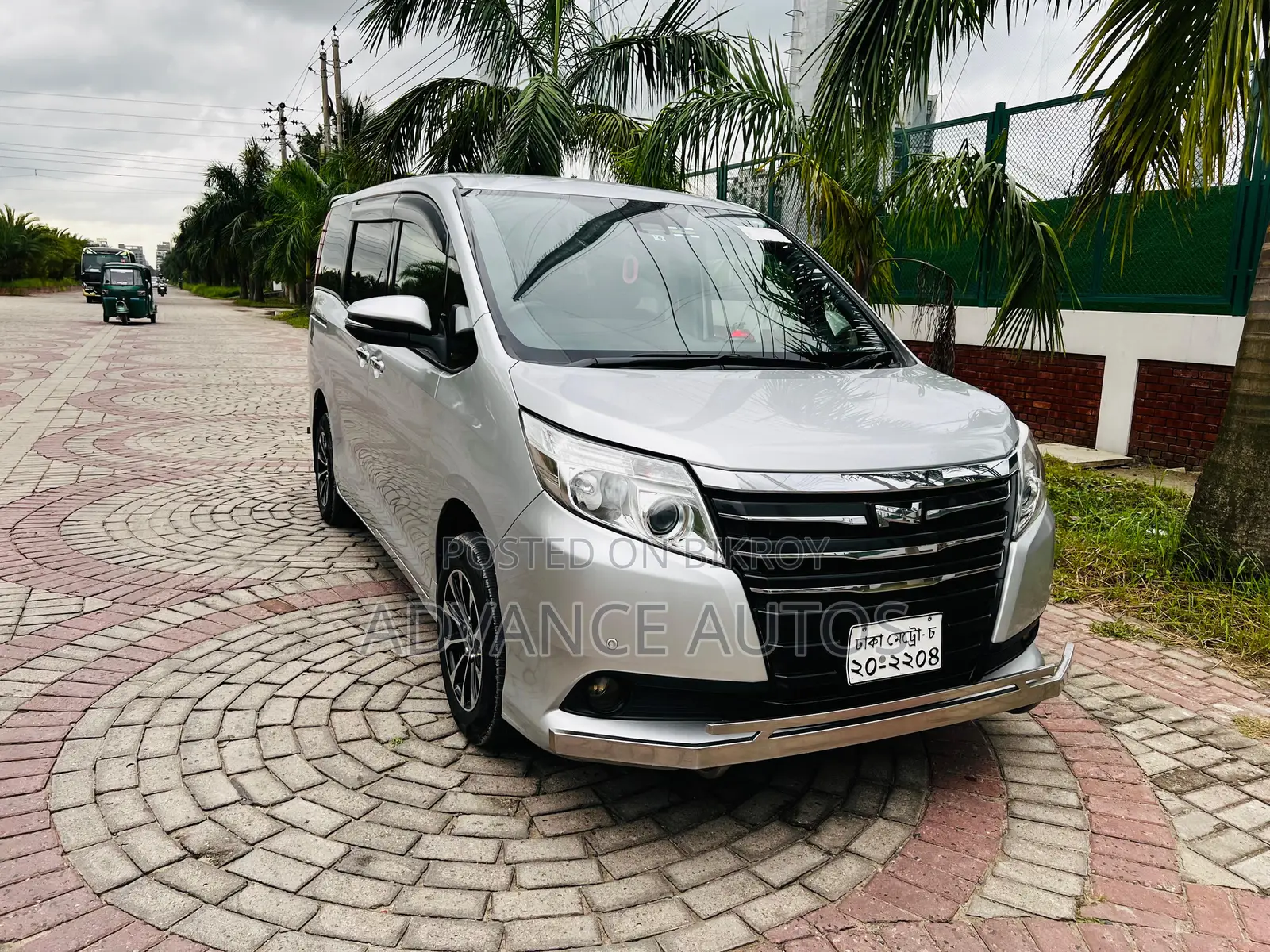 Toyota Noah 2016 Silver