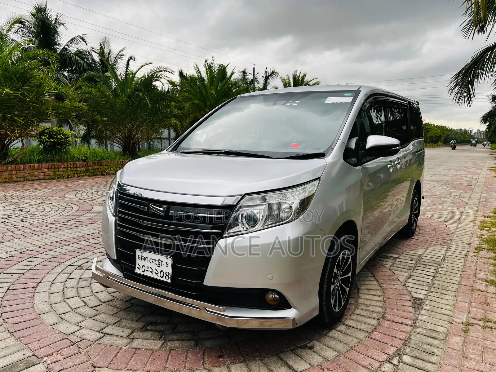 Toyota Noah 2016 Silver