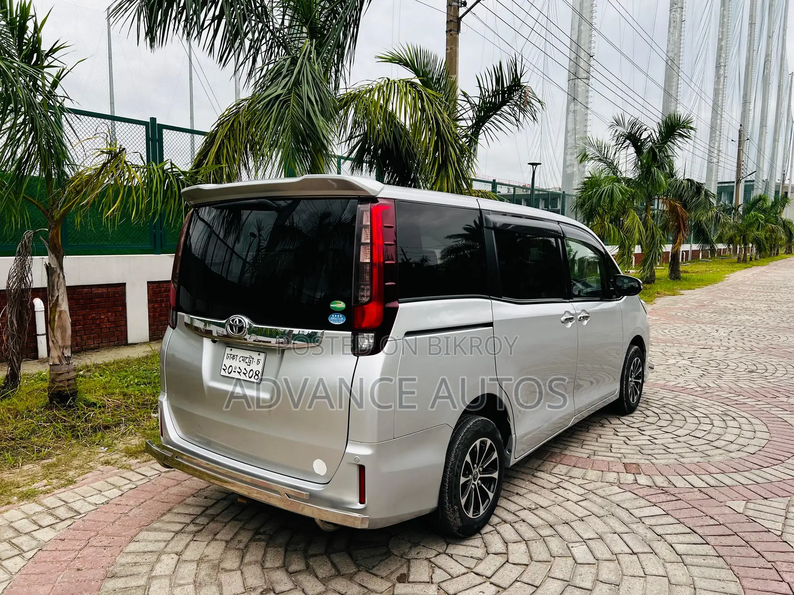 Toyota Noah 2016 Silver