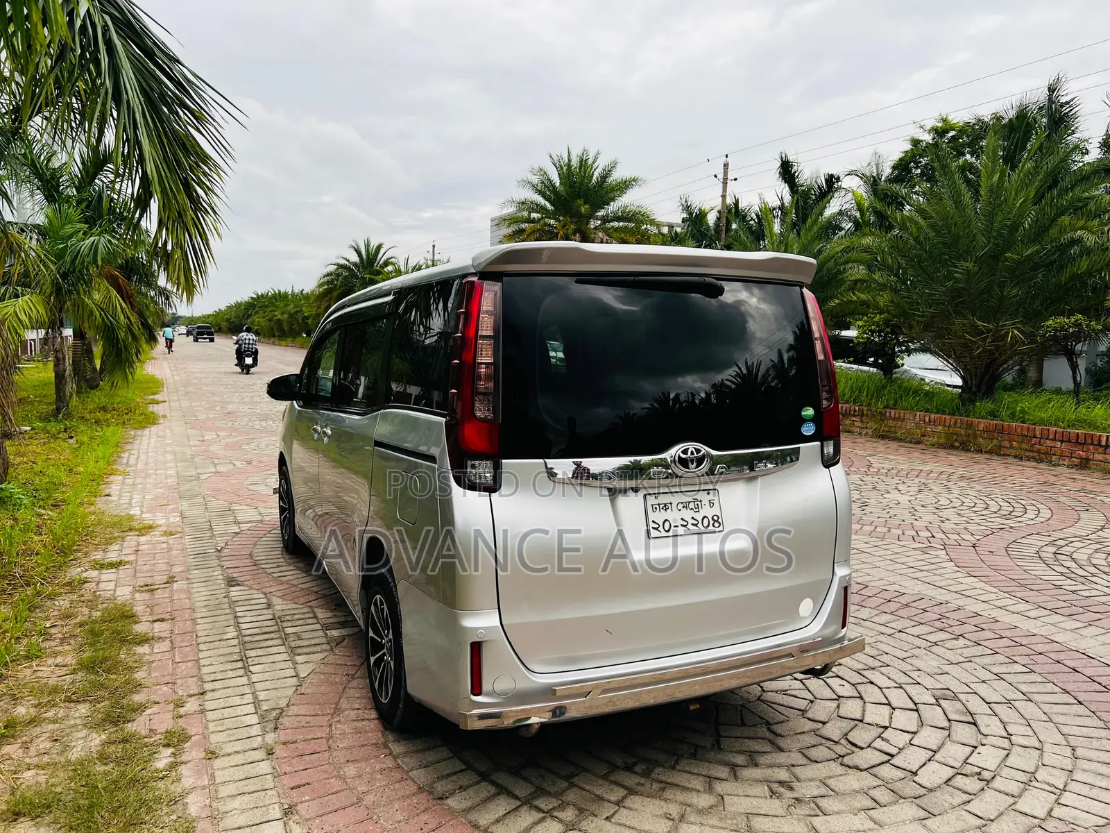 Toyota Noah 2016 Silver
