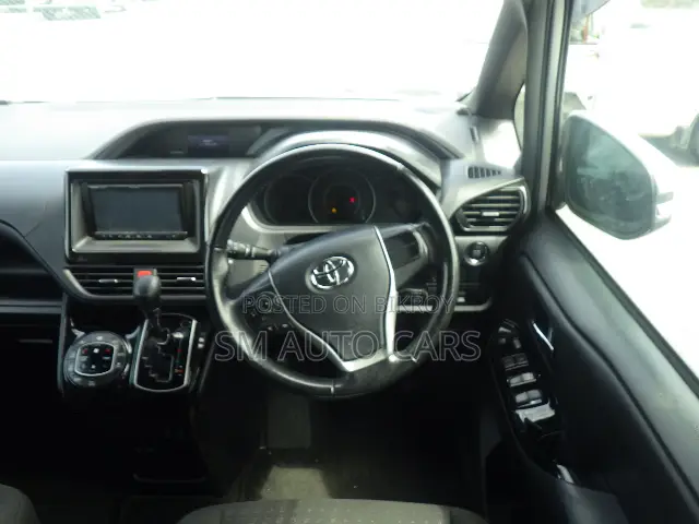 Toyota Noah 2021 Silver