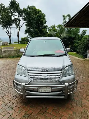 টয়োটা নোয়া ২.০ এডব্লিউডি (৮ সিটার) ২০০৩ সিলভার