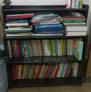 কাঠের পড়ার টেবিল এবং বইয়ের আলমারি