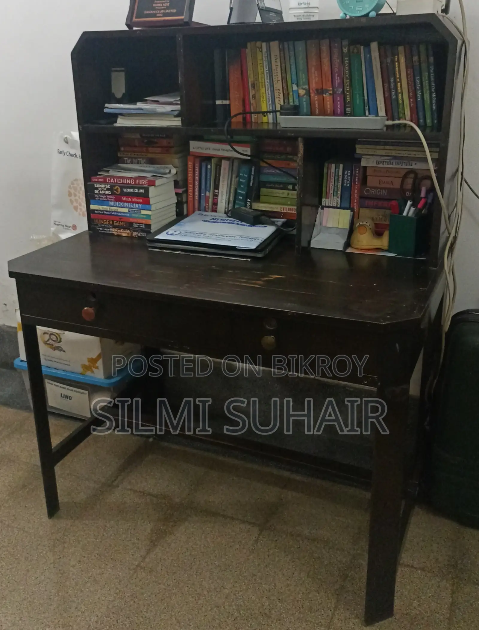 কাঠের পড়ার টেবিল এবং বইয়ের আলমারি