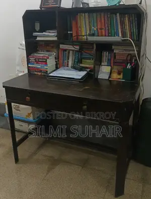 কাঠের পড়ার টেবিল এবং বইয়ের আলমারি