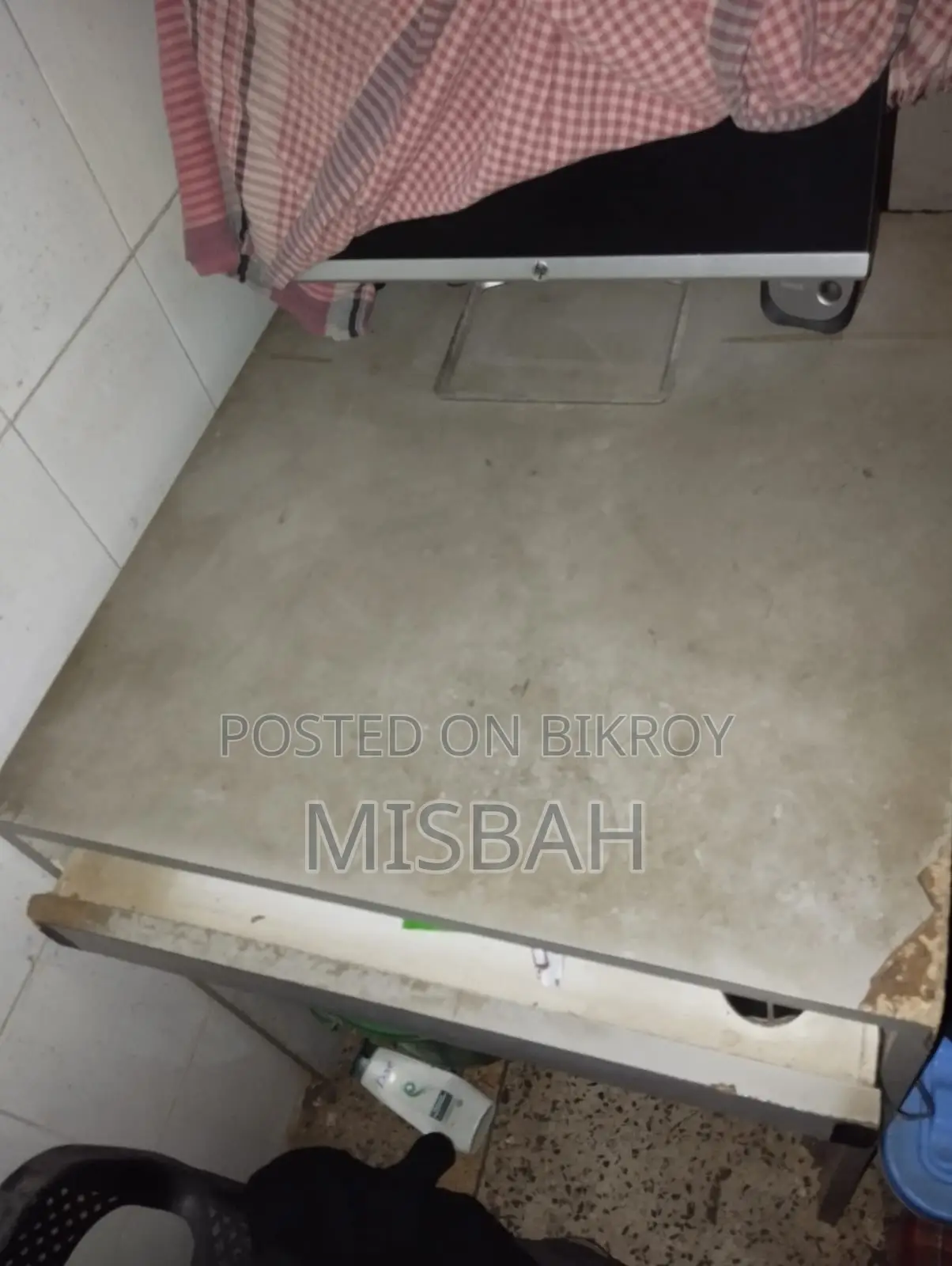 কম্পিউটার টেবিলটি বিক্রি করা হবে