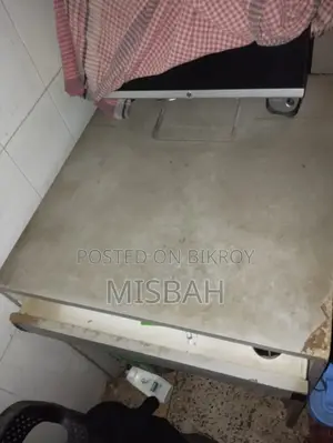 কম্পিউটার টেবিলটি বিক্রি করা হবে