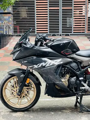 হিরো কারিজমা এক্সএমআর ২১০ ২০২৪ কালো