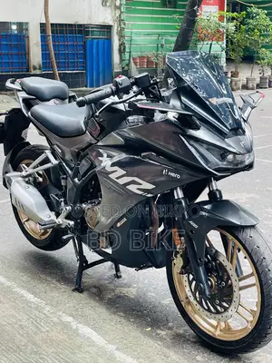 হিরো কারিজমা এক্সএমআর ২১০ ২০২৪ কালো