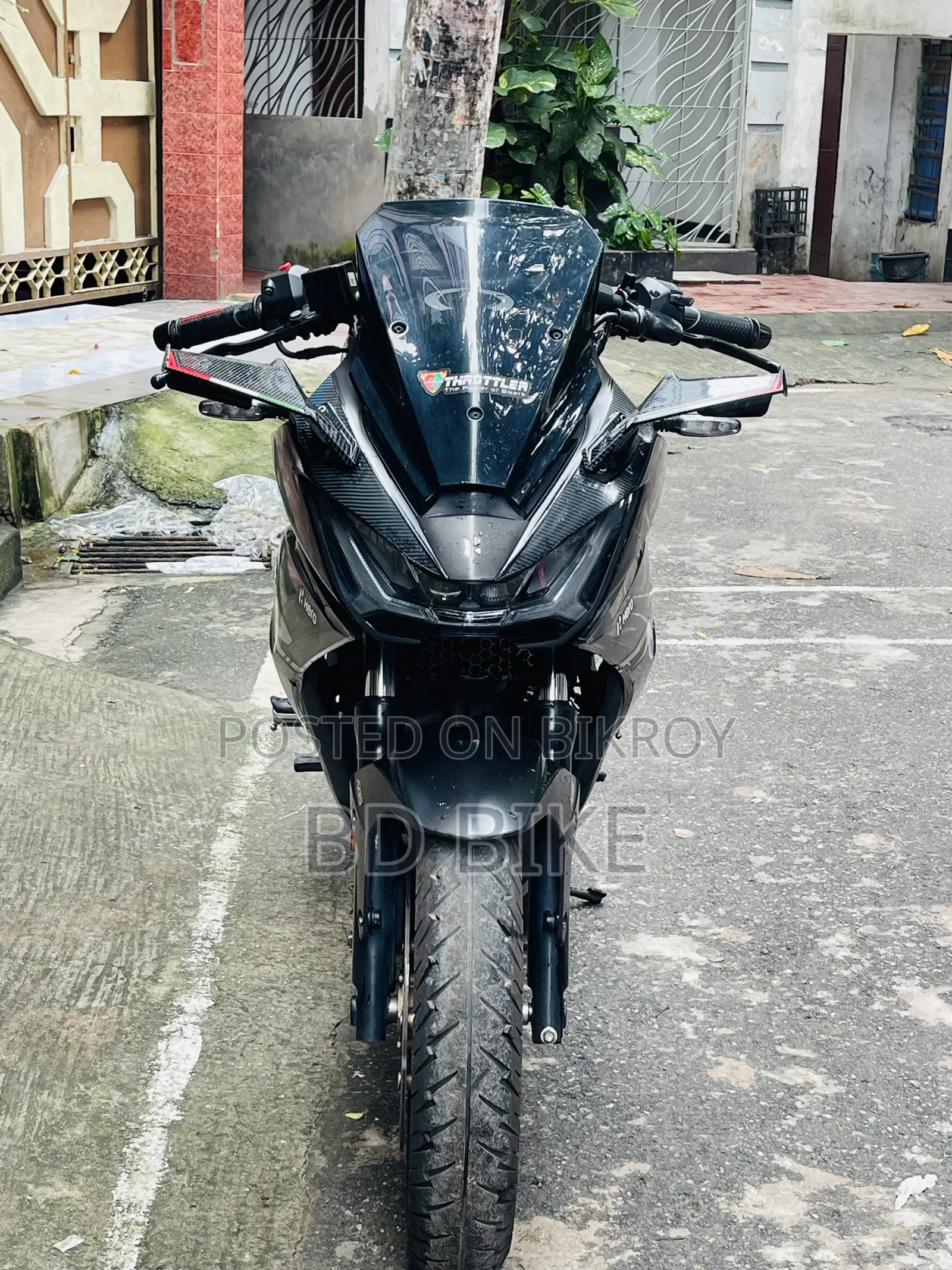হিরো কারিজমা এক্সএমআর ২১০ ২০২৪ কালো