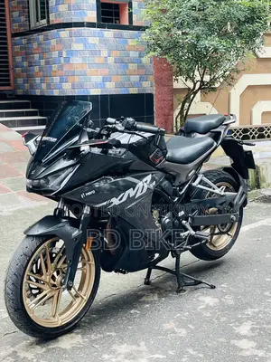 হিরো কারিজমা এক্সএমআর ২১০ ২০২৪ কালো
