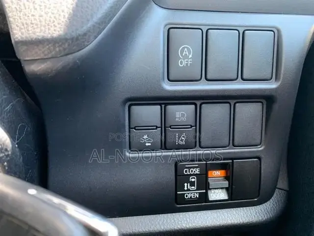 Toyota Noah 2021 Silver