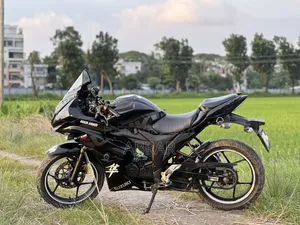 সুজুকি গিক্সার ২০২২ কালো