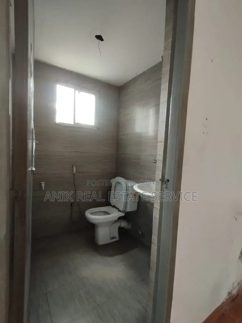 গুলশানের জন্য ২০০০ বর্গফুটের কমার্শিয়াল অফিস স্পেস ভাড়া