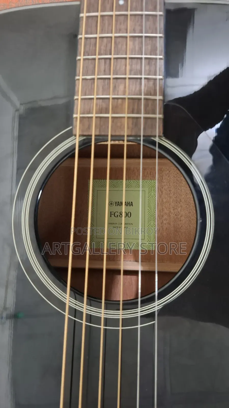 বিক্রির জন্য: ইয়ামাহা এফজি৮০০ অ্যাকোস্টিক গিটার (কালো) ব্যাগ এবং ক্যাপোসহ