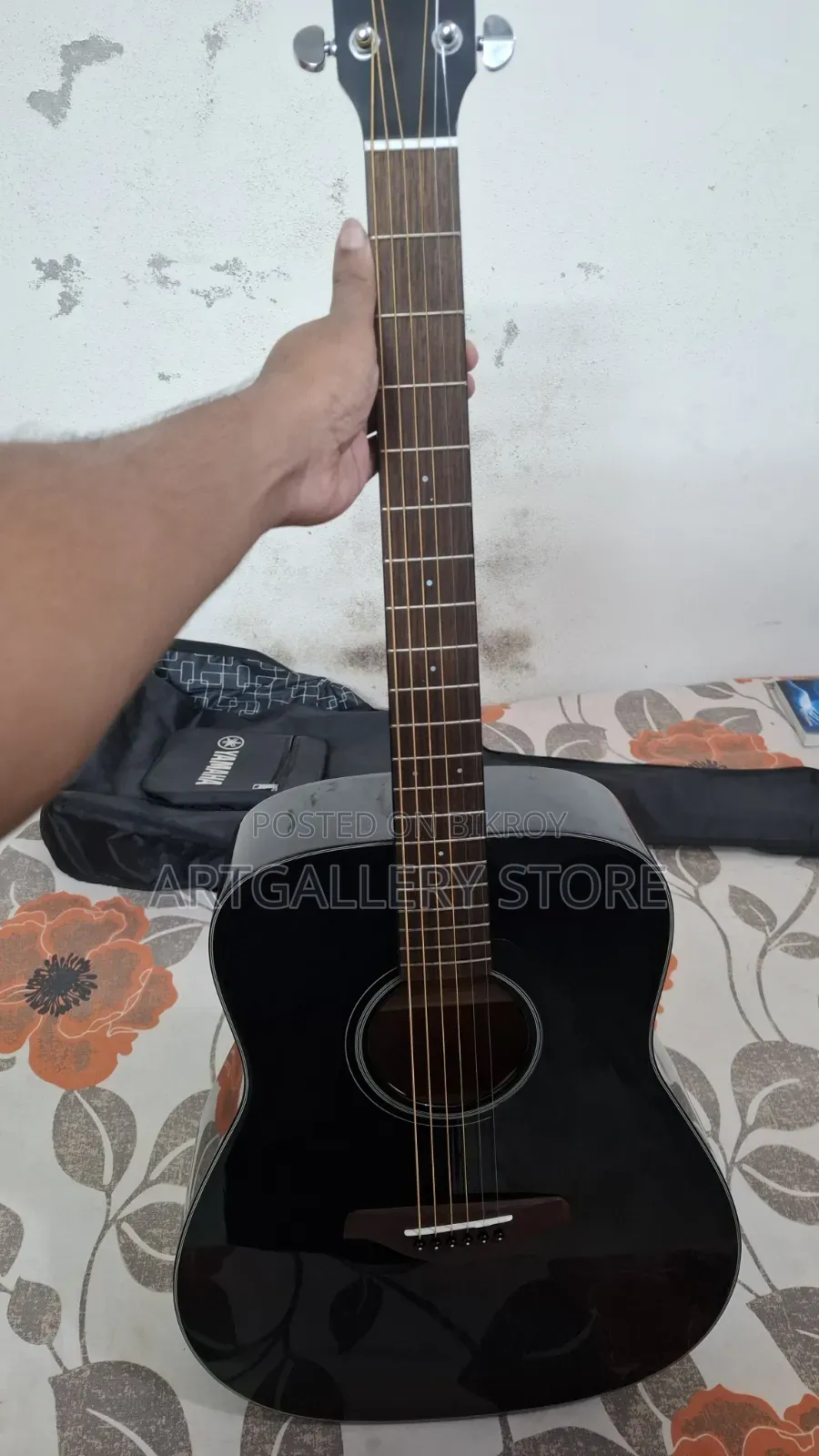 বিক্রির জন্য: ইয়ামাহা এফজি৮০০ অ্যাকোস্টিক গিটার (কালো) ব্যাগ এবং ক্যাপোসহ
