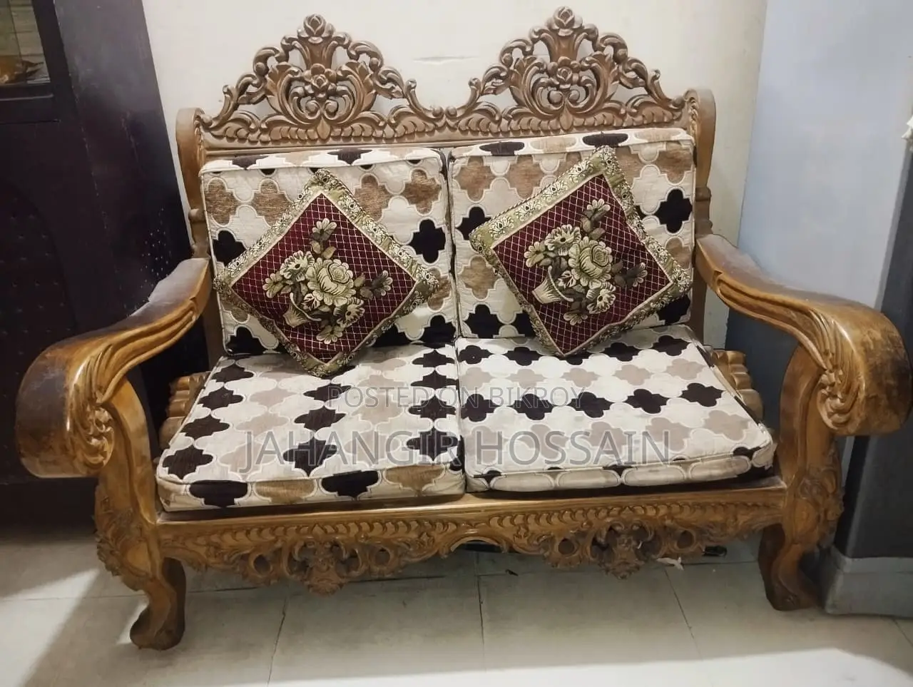 ভিক্টোরিয়ান স্টাইল সলিড কাঠের সোফা সেট (২+২+১) গ্লাস টি টেবিল সহ