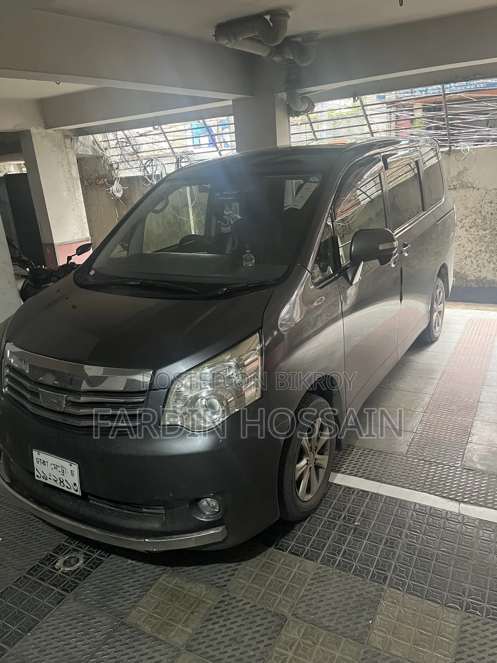 Toyota Noah 2.0 158hp FWD (7 Seater) 2012 Gray