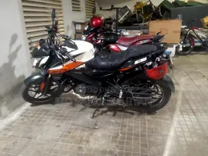 বাজাজ পালসার এনএস ১৬০ ২০১৮ সাদা