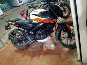 বাজাজ পালসার এনএস ১৬০ ২০১৮ সাদা