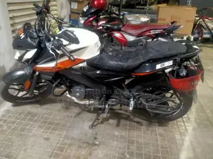বাজাজ পালসার এনএস ১৬০ ২০১৮ সাদা