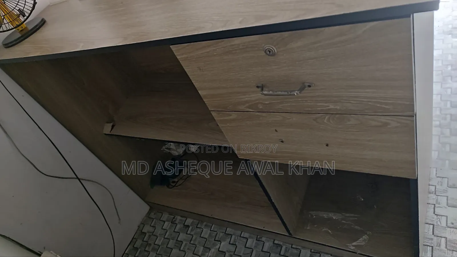 ডেস্ক বিক্রয়ের জন্য