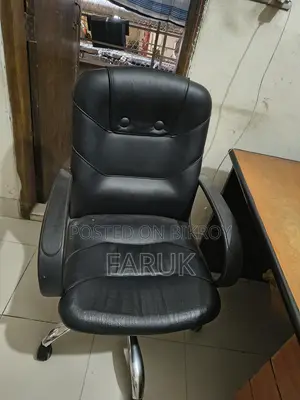 চেয়ার এবং টেবিল