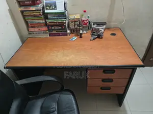 চেয়ার এবং টেবিল