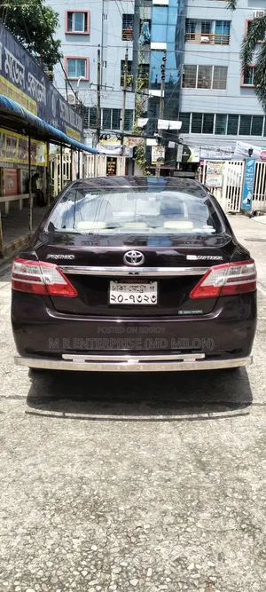 টয়োটা প্রমিও ২০১২ লাল